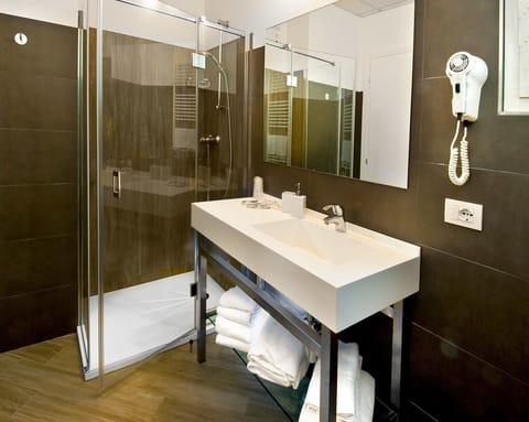 Shower, free toiletries, hair dryer, bidet