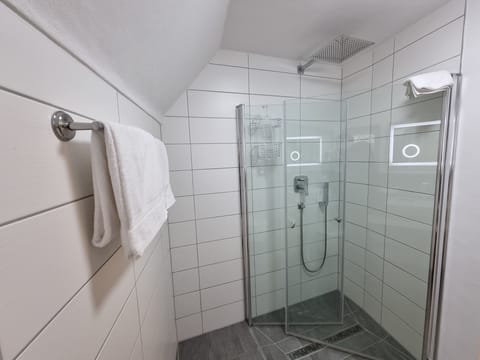 Deluxe Double Room | Bathroom | Shower, hair dryer, towels, toilet paper