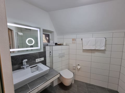 Deluxe Double Room | Bathroom | Shower, hair dryer, towels, toilet paper