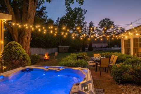Stunning backyard w/ party lights, hot tub, outdoor dining & fire-pit!