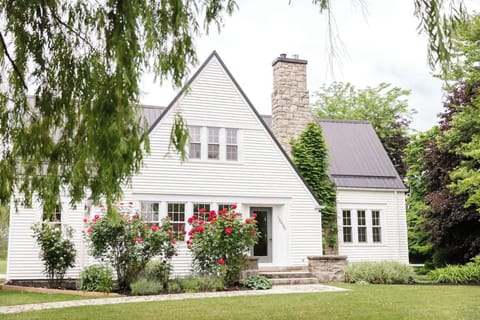 Willow Farmhouse: Charming waterfront retreat with vineyard views, and sunsets.
