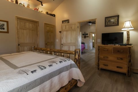Treehouse-king-bed-2