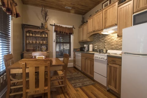 Calhoun-Prairie-kitchen