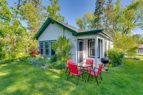 Delavan Vacation Rental | 2BR | 1BA | 2 Steps Required | 900 Sq Ft