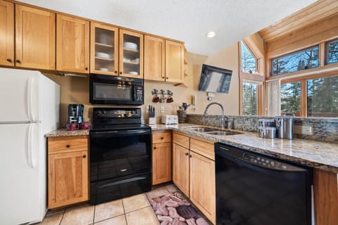 Fully equipped kitchen with full-size appliances