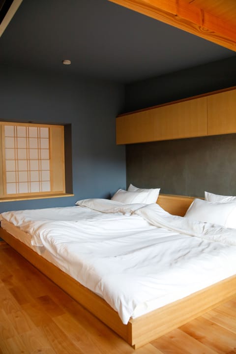 House | Blackout drapes, WiFi (free), bed sheets