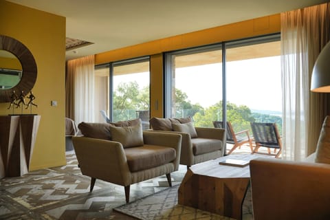 Royal Room | Premium bedding, pillowtop beds, in-room safe, desk