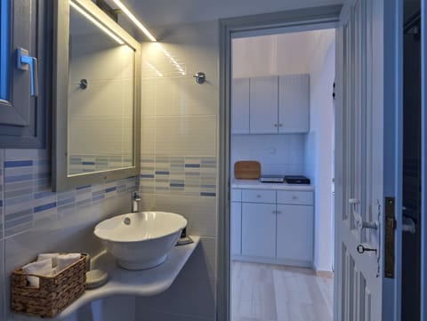 Superior Room, Sea View | Bathroom | Free toiletries, hair dryer, slippers, towels