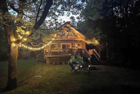 Welcome to Bearfoot Lodge, a rustic cabin in the woods, with everything you need to have a wonderful holiday!