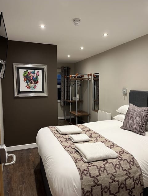 Deluxe Double Room, 1 Double Bed | Iron/ironing board, bed sheets