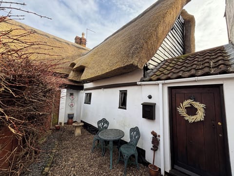 Built around 1600 . Re thatched Jan 2025.  Stay in a piece of living history