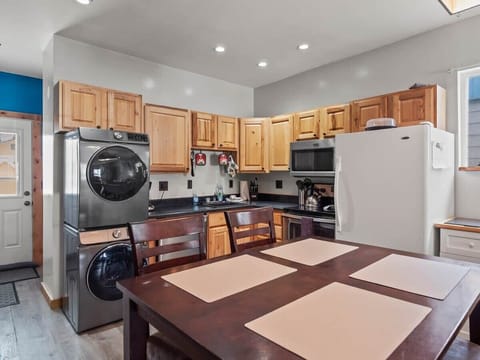 kitchen/dining table