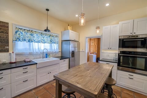 Kitchen & Breakfast Table