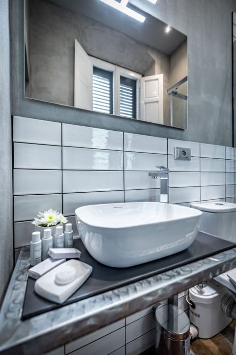 Superior Double Room | Bathroom | Shower, free toiletries, hair dryer, slippers