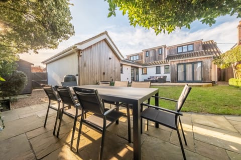 Cedar House, Holt: Situated on the outskirts on the popular Georgian town of Holt