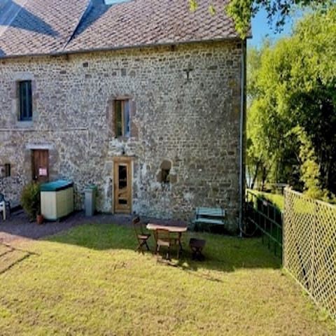 garden view of the front of the 
cottage
