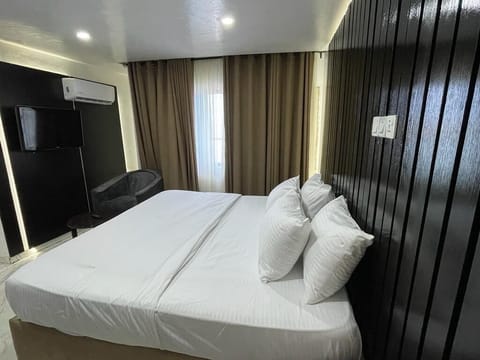 Classic Room, 1 Bedroom | Premium bedding, pillowtop beds, desk, laptop workspace
