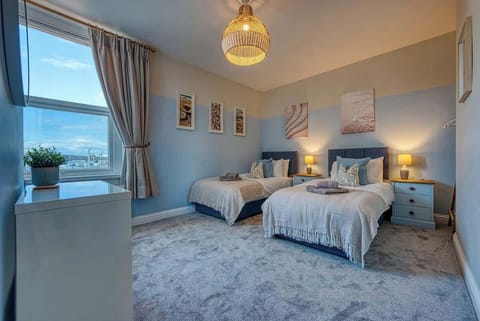 Bedroom with either 1 double bed or 2 single beds at Blue Puffin Stays Short Lets & Serviced Accommodation