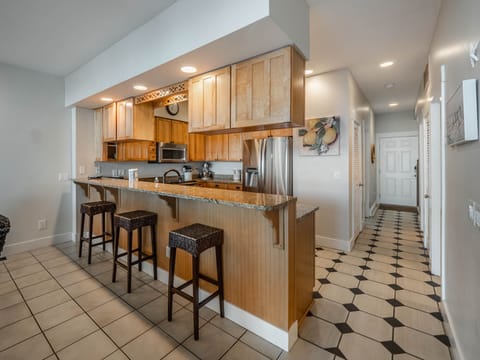 Full Size Kitchen with Breakfast Bar