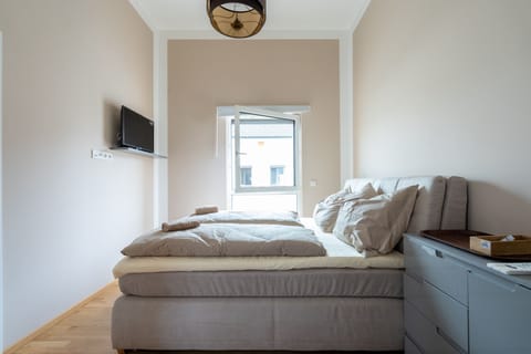 Premium bedding, minibar, free WiFi