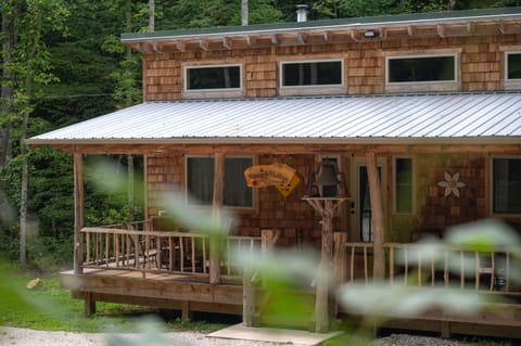 Discover modern comfort and style in this beautiful picturesque cabin!