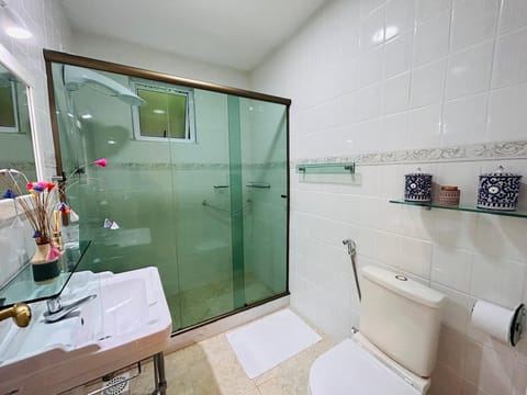 Superior Studio Suite | Bathroom | Free toiletries, hair dryer, towels, soap