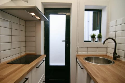 City Studio | Private kitchen | Mini-fridge, microwave, oven, stovetop