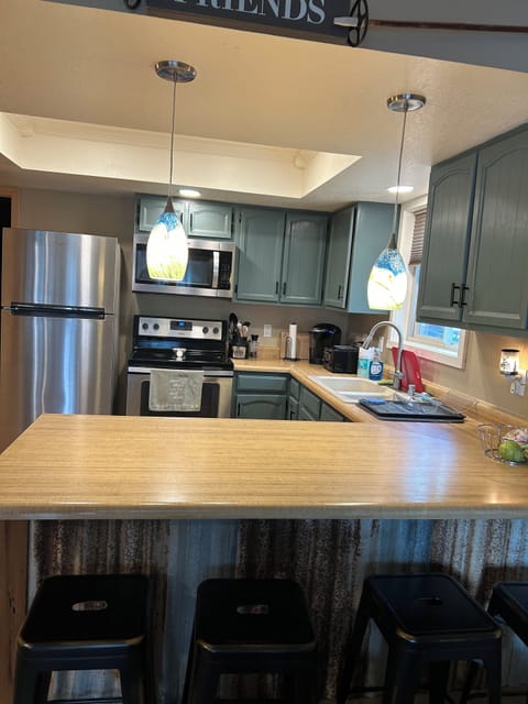 Full Kitchen with 4 bar stools