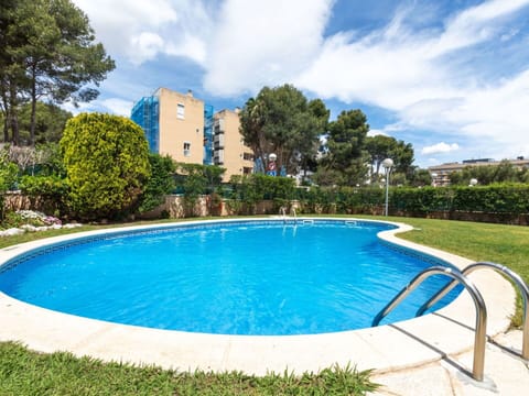Water, Cloud, Sky, Water Resources, Plant, Daytime, Swimming Pool, Building, Tree, Nature