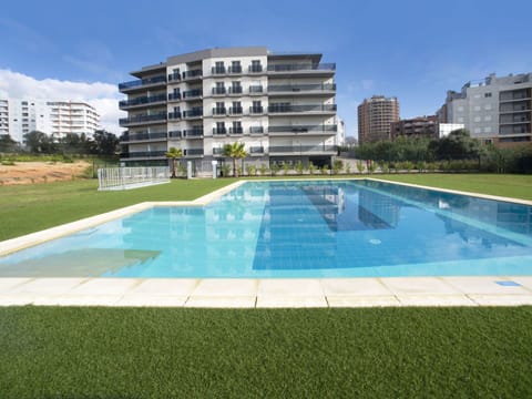 Sky, Building, Water, Plant, Swimming Pool, Tower Block, Condominium, Tree, Urban Design, Residential Area