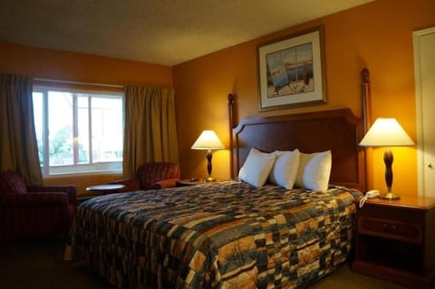 Room, 1 King Bed, Non Smoking | WiFi (free), alarm clocks, bed sheets