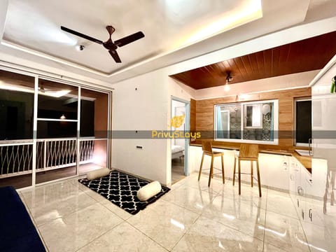 Deluxe Apartment, 1 Queen Bed, Smoking, Bathtub | Living area | 32-inch Smart TV with satellite channels, TV
