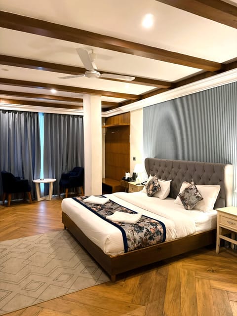 Presidential Suite Room | Hypo-allergenic bedding, down comforters, memory foam beds, desk