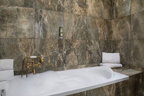 Comfort Double Room | Bathroom | Free toiletries, towels