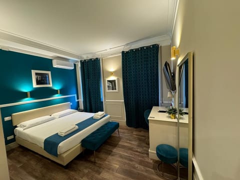 King Room | In-room safe, desk, soundproofing, free WiFi