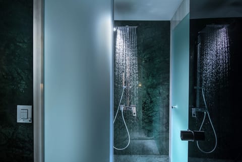 Grand Deluxe Room | Bathroom | Shower, rainfall showerhead, free toiletries, hair dryer