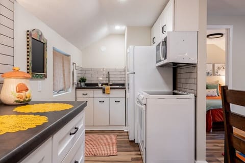 Full kitchen with electric stove (no dishwasher)
