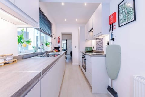 The kitchen benefits from all the essentials for a short or long stay.