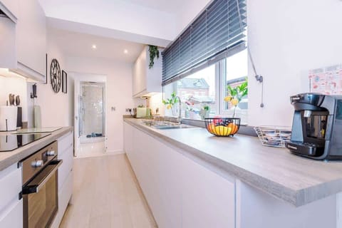 The kitchen benefits from all the essentials for a short or long stay.