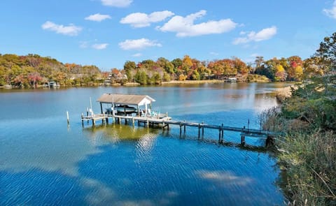 ★ Activities★ Waterfront dream. Our extended dock allows you to enjoy all the water activity you want, kayak, paddle, swim, fishing... All at your own risk!