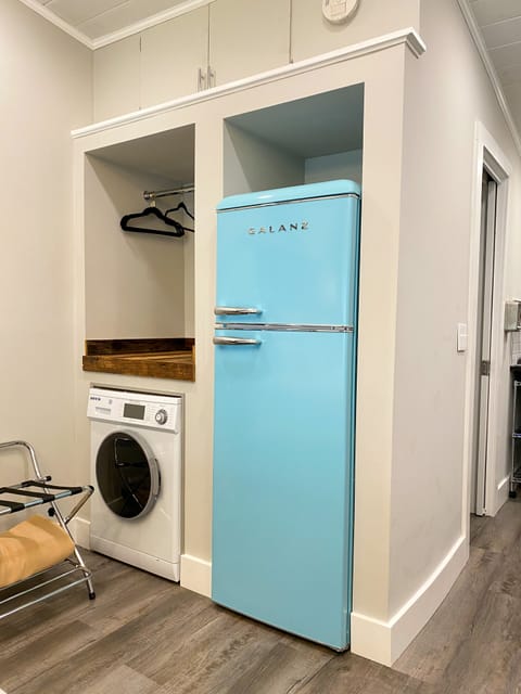 Washer/Dryer Combo
Apt size Refrigerator/Freezer Combo
