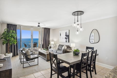 Living Area, Dining for 6