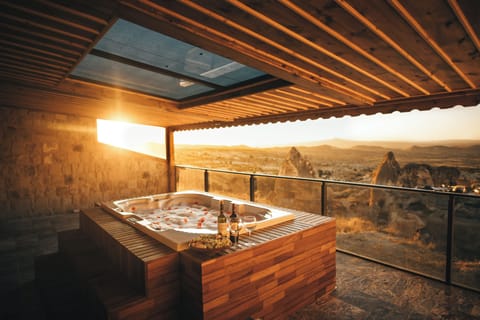 Executive Suite | Premium bedding, memory foam beds, minibar, in-room safe