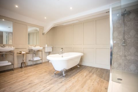 Superior Double Room | Bathroom | Free toiletries, hair dryer, towels, soap