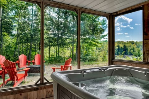 Soak in the screened-in hot tub with sweeping views of the Lièvre River and forest.