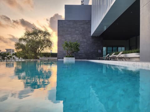 Infinity pool