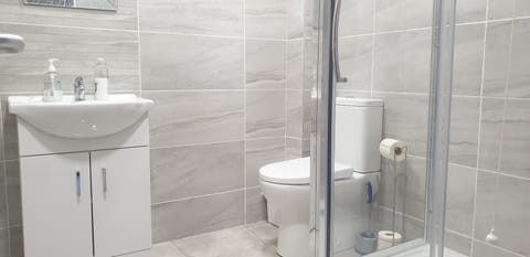 Standard Double Room | Bathroom