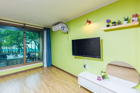 Room (103)