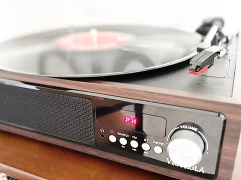 Immerse yourself in Johnny Cash's iconic country music and his entourage of close friends! Join the Man in Black as he moves through an era full of unforgettable tunes