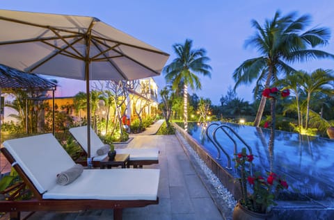 Outdoor pool, an infinity pool, sun loungers